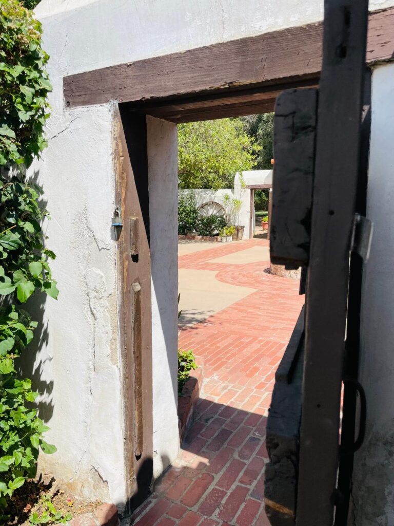 Side view into the courtyard.